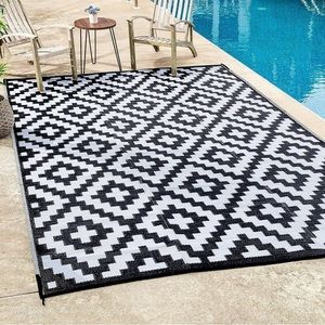 Boho outdoor/rv rug 12x9. Black and white aztec/boho design